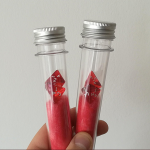 Heiltrank-Requisite: Zwei Ampullen mit roter Watte, die 2w4 und ein Blutplättchen mit +2 beschriftet enthalten - 2w4+2 HP heilt ein Trank bei Dungeon & Dragons